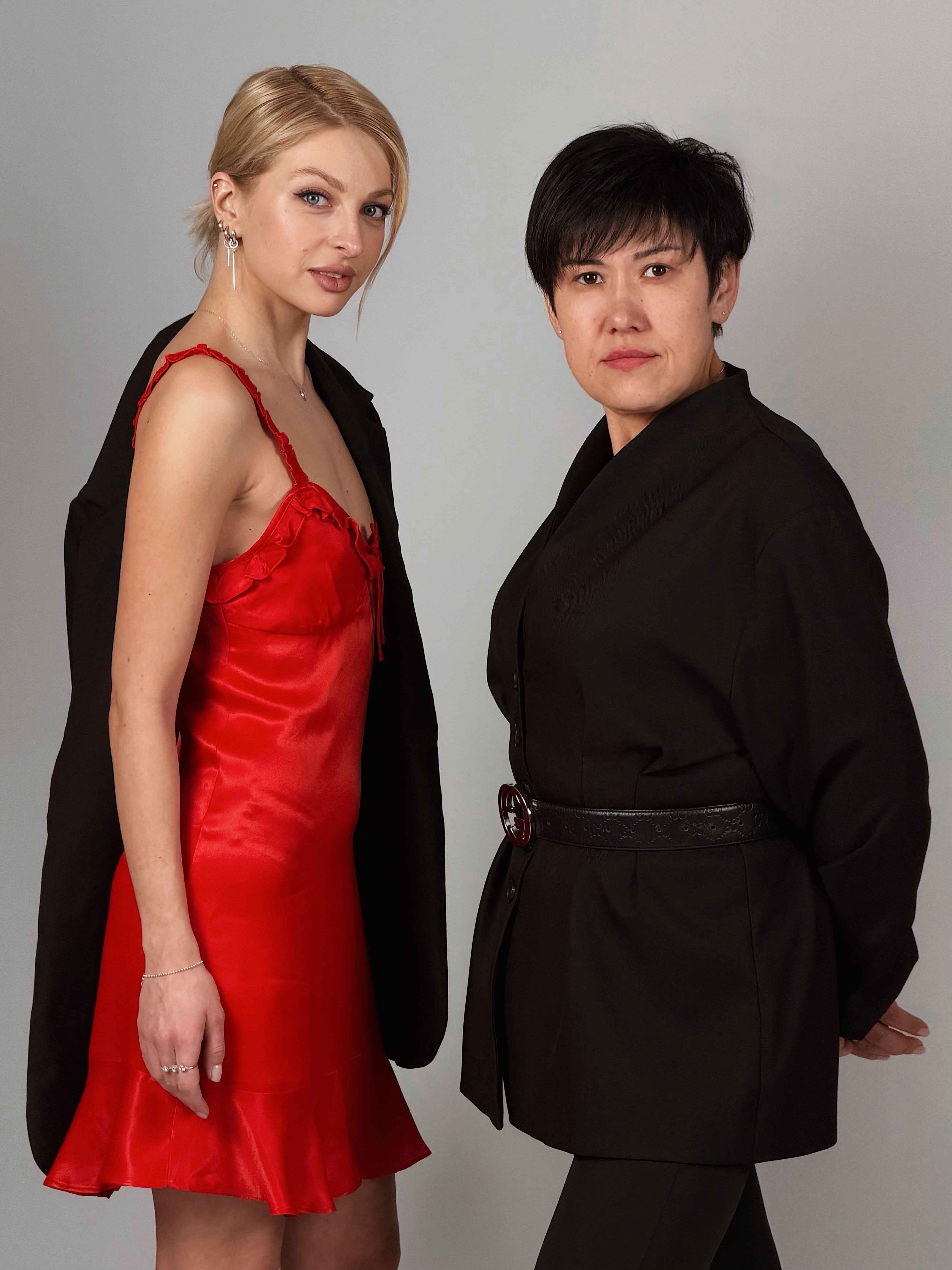 Алия и Наташа вместе — красное платье и чёрный костюм